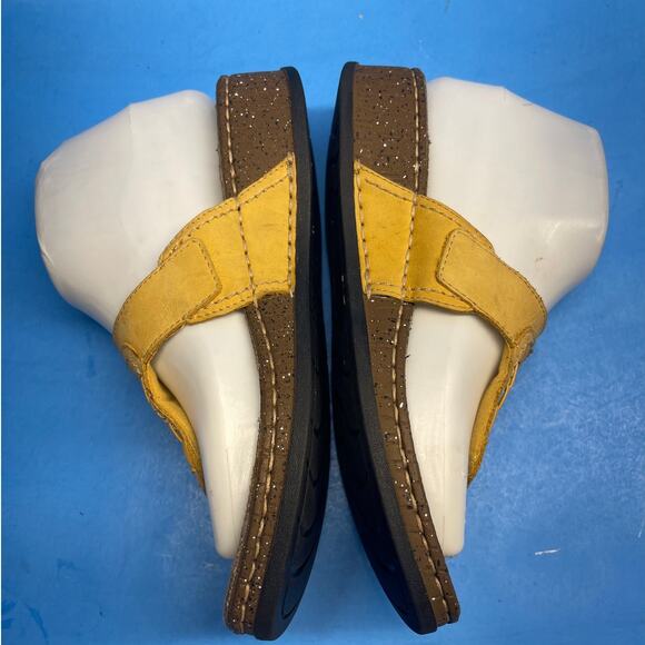 Clarks Sandals Womens 6 M Thong Yellow Leather Slip On Wedge Cork Toe Post - Picture 5 of 12